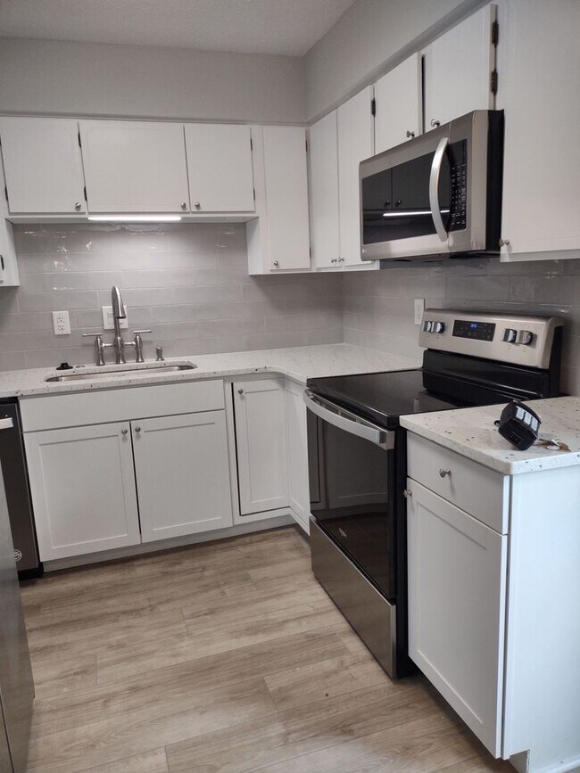 Building Photo - Pristine, move in ready condo located in S...