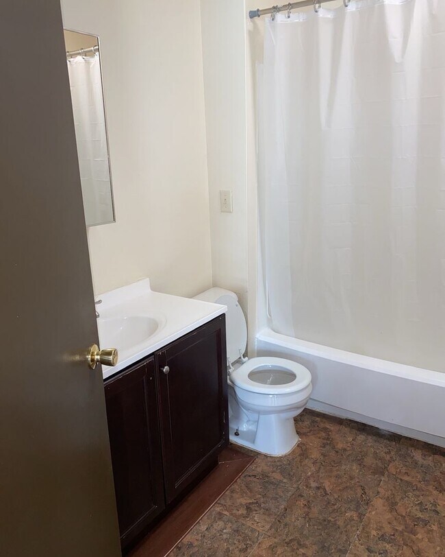 Foto del edificio - 2BR SINGLE FAMILY IN HANDY LOCATION, PARKI...