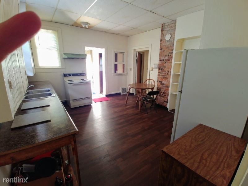 113 Broad St Unit Apt B, Warrensburg, MO 64093 Room for Rent in