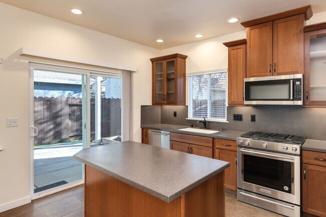 Foto del edificio - Lovely light and bright 3 bedroom 2.5 bathroom home Doe MIll Neighborhood, Cul-de-Sac Location