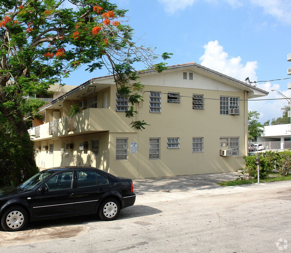 Building Photo - 2551 SW 27th Ave