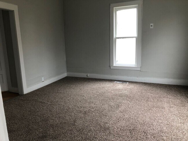 Building Photo - 2 Bedroom 1 Bath with Basement