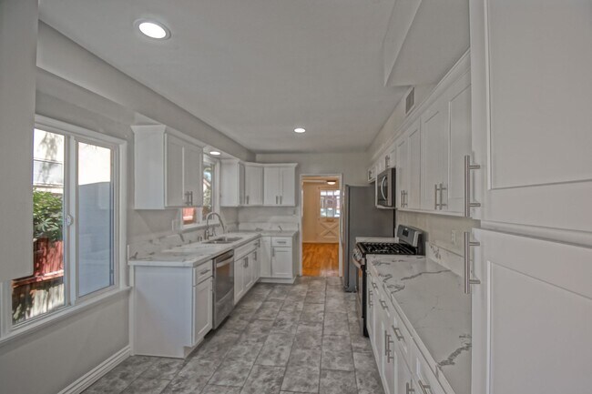 Foto del edificio - Incredibly Charming & Bright 3BR2BA Home w...