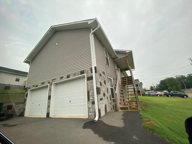 Building Photo - 3 bedroom 2 bath