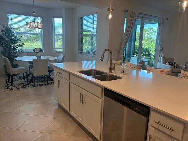 Building Photo - 14151 Heritage Landing Blvd