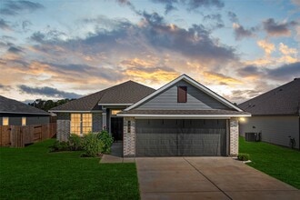 Building Photo - 428 Shoreview Dr