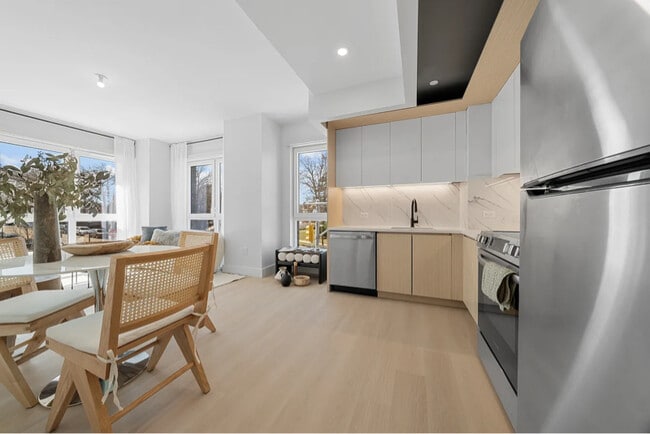 Building Photo - 77-63 Vleigh Pl
