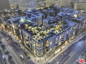 Building Photo - 1120 W 6th St