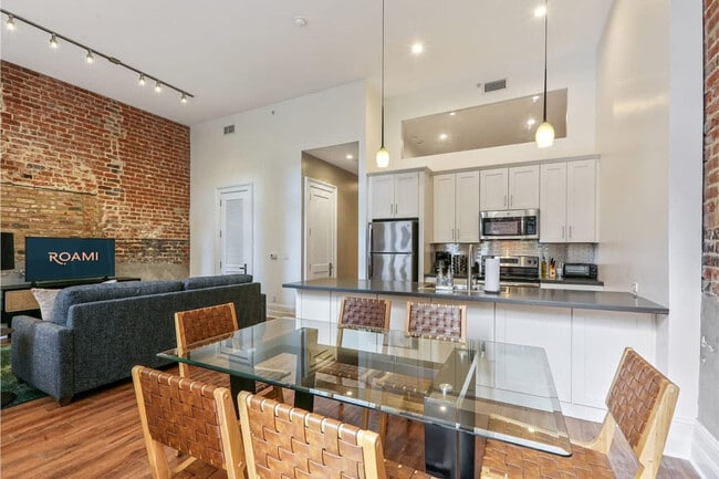 Building Photo - 822 Perdido St