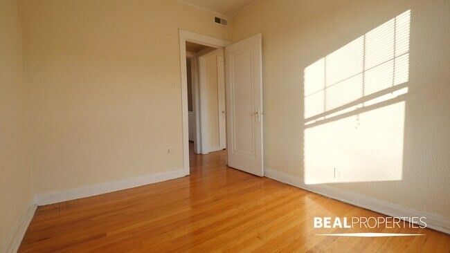 Foto del edificio - 1202 W Wellington Ave