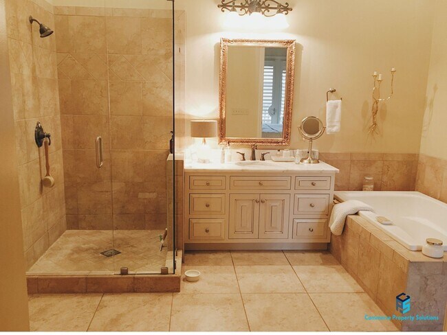 Foto del edificio - Stunning Penthouse Unit with Beautiful Views available for Rent!