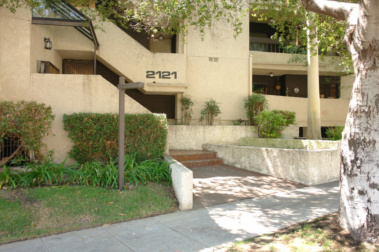 Building Photo - 2121 Scott Rd