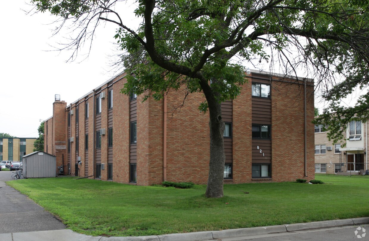 Building Photo - CMM Aquila Flats 8216 W 31st St.