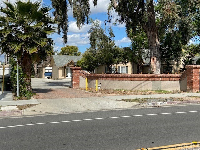 Primary Photo - 1135 W North St