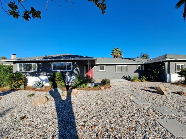 Building Photo - Beautiful 6-Bedroom Home with Pool & Outdo...