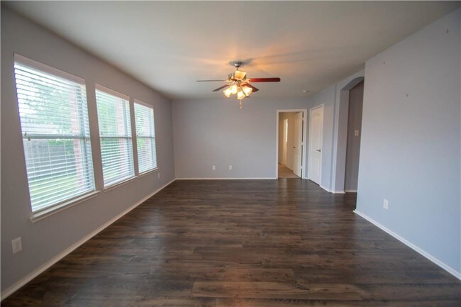 Building Photo - 733 Redwing Dr