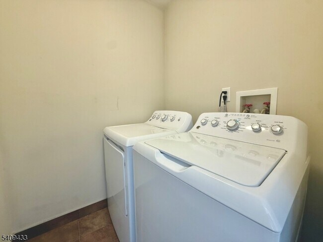 Building Photo - 623 Magnolia Ave