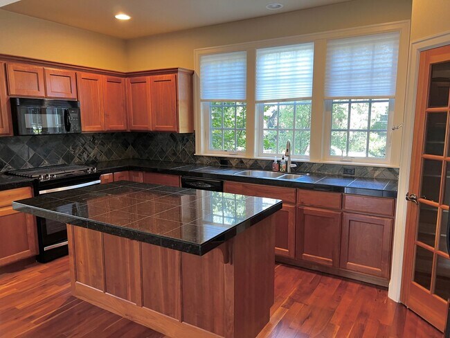 Building Photo - 2 Bed, 2 Bath Rental Close to Mt. Bachelor!