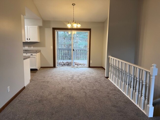 Building Photo - Three Bedroom Duplex in Rockford!