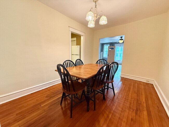 Building Photo - Charming 3-Bedroom Rowhome with Front and ...