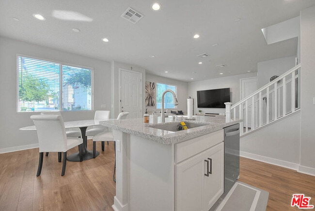 Foto del edificio - 629 Daniel Freeman Cir