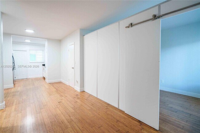 Foto del edificio - 7325 Carlyle Ave