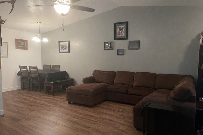 Foto del edificio - 2451 W Snowcrest Dr