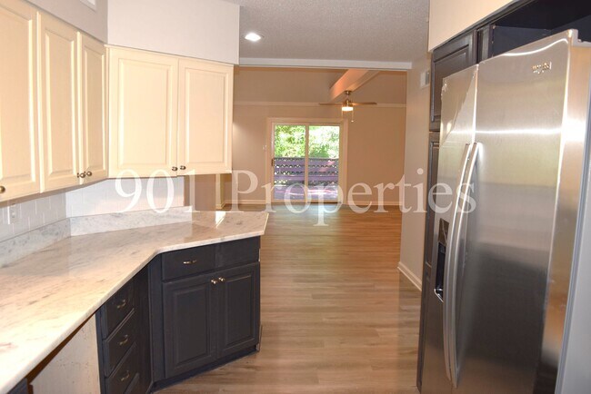 Foto del edificio - 8660 Beechcroft Pl N