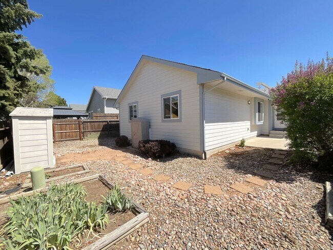 Foto del edificio - 4 Bedroom Home Available Near Research Pkwy & Scarborough Dr!
