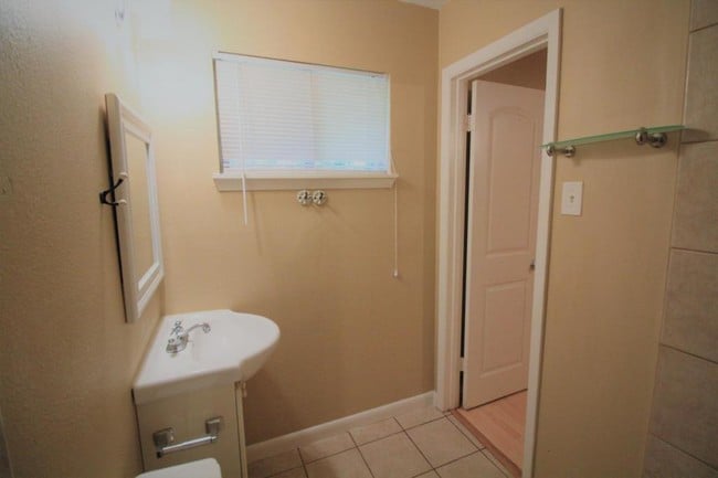 Foto del edificio - 5830 Effingham Dr