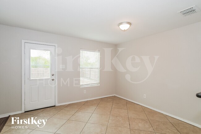 Foto del edificio - 4545 Waterford Dr