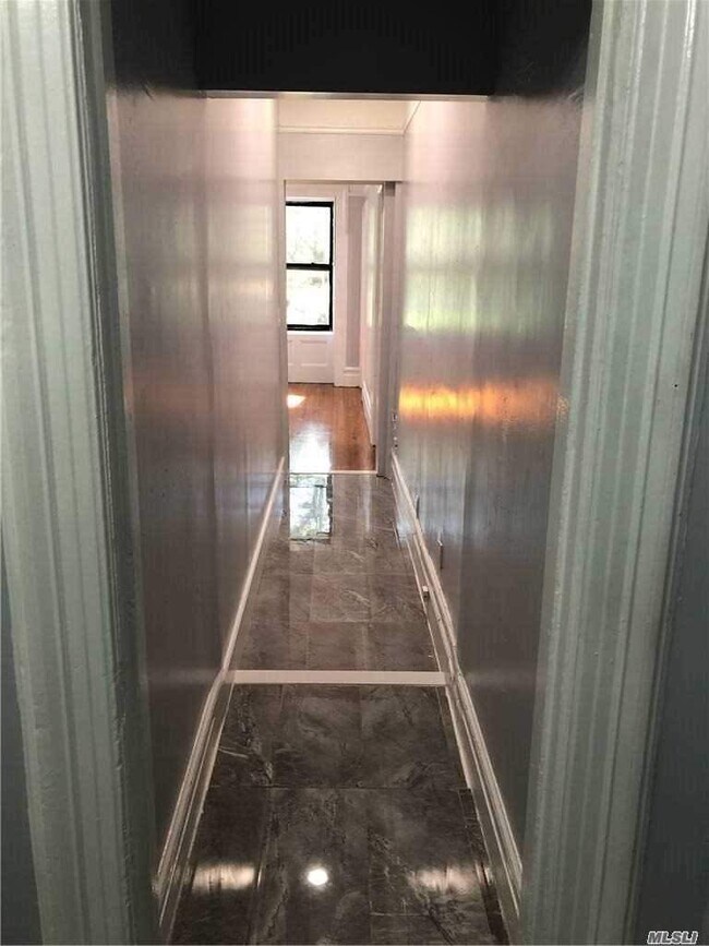 Foto del edificio - 105 W 105th St