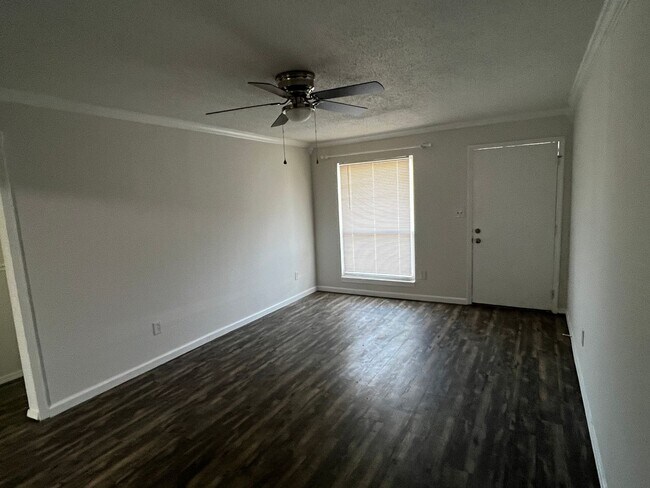 Building Photo - One Level Condo- 2 BR / 1 Bath Grayson Valley