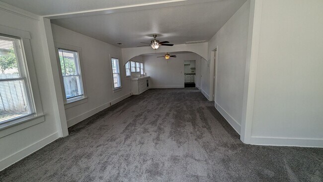 Foto del edificio - Large 4 Bedroom 2 Bath Home