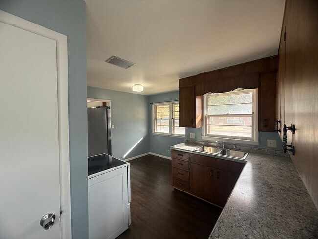 Foto del edificio - Two bedrooms, one and half bathroom, pet friendly, home, with a one car, detached garage!