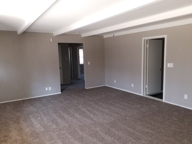 Building Photo - COMING SOON! Large Northland home for rent...