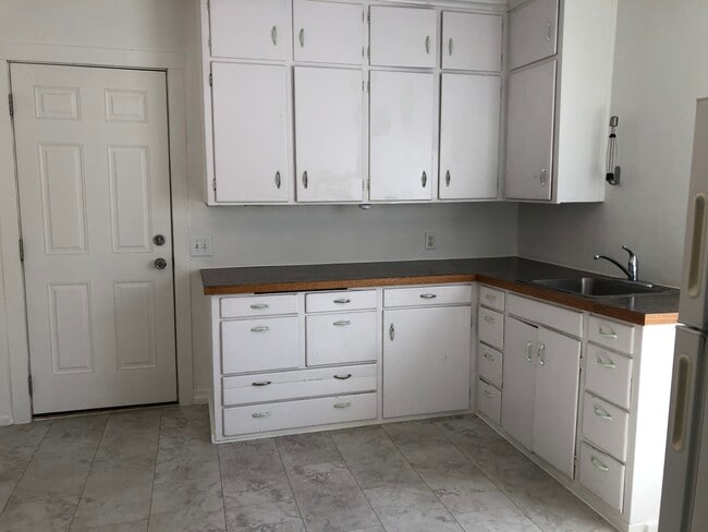 Building Photo - 630 NE Gray Ln