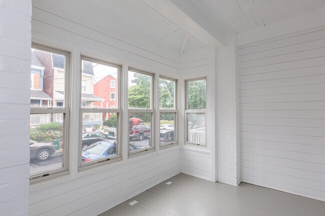 Adorable 4 seasons room - 916 Lititz Ave