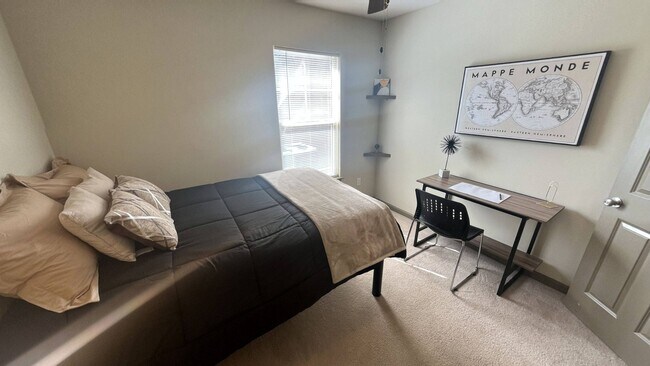 Con 4 diseños de habitaciones únicos y una cocina y sala de estar abiertas, sabemos que te sentirás como en casa en uno de nuestros apartamentos de 4 habitaciones y 4 baños. - Crawford Edge*Ask About Community WiFi!
