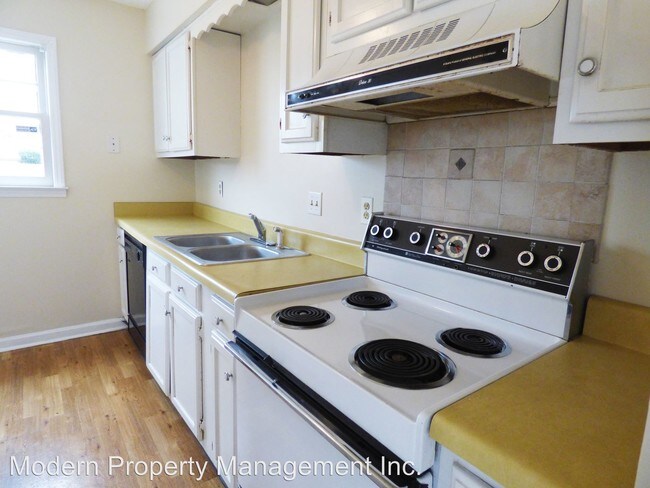 Building Photo - 402 Whispering Hills Dr