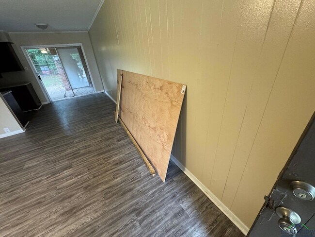 Building Photo - 605 Circle Dr