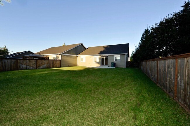 Building Photo - 3 bed 2.5 bath rancher with gas fireplace