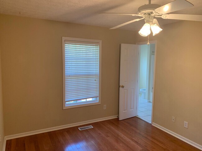 Foto del edificio - Donahue Crossing