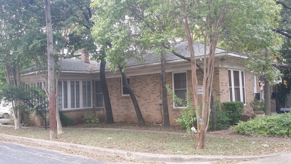 Primary Photo - 1101 W 22nd 1/2 St