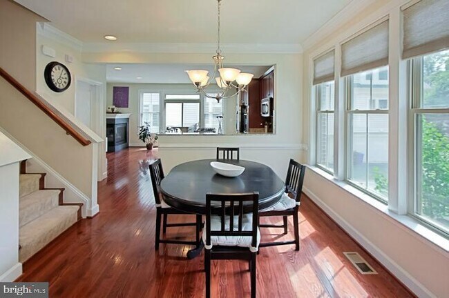 Building Photo - 2662 S Kenmore Ct