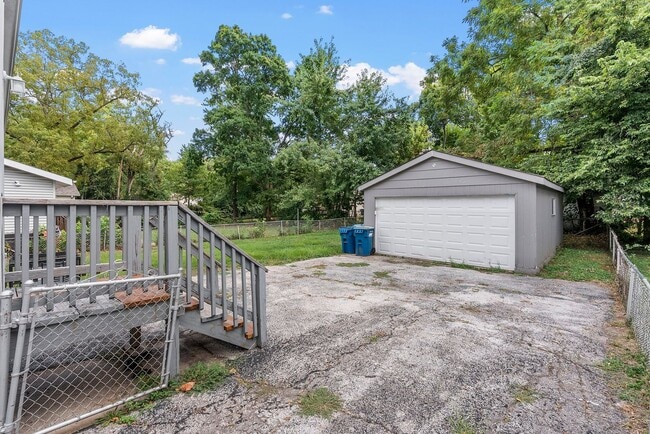 Building Photo - Beautiful 2-Bedroom Home with Fenced Yard ...