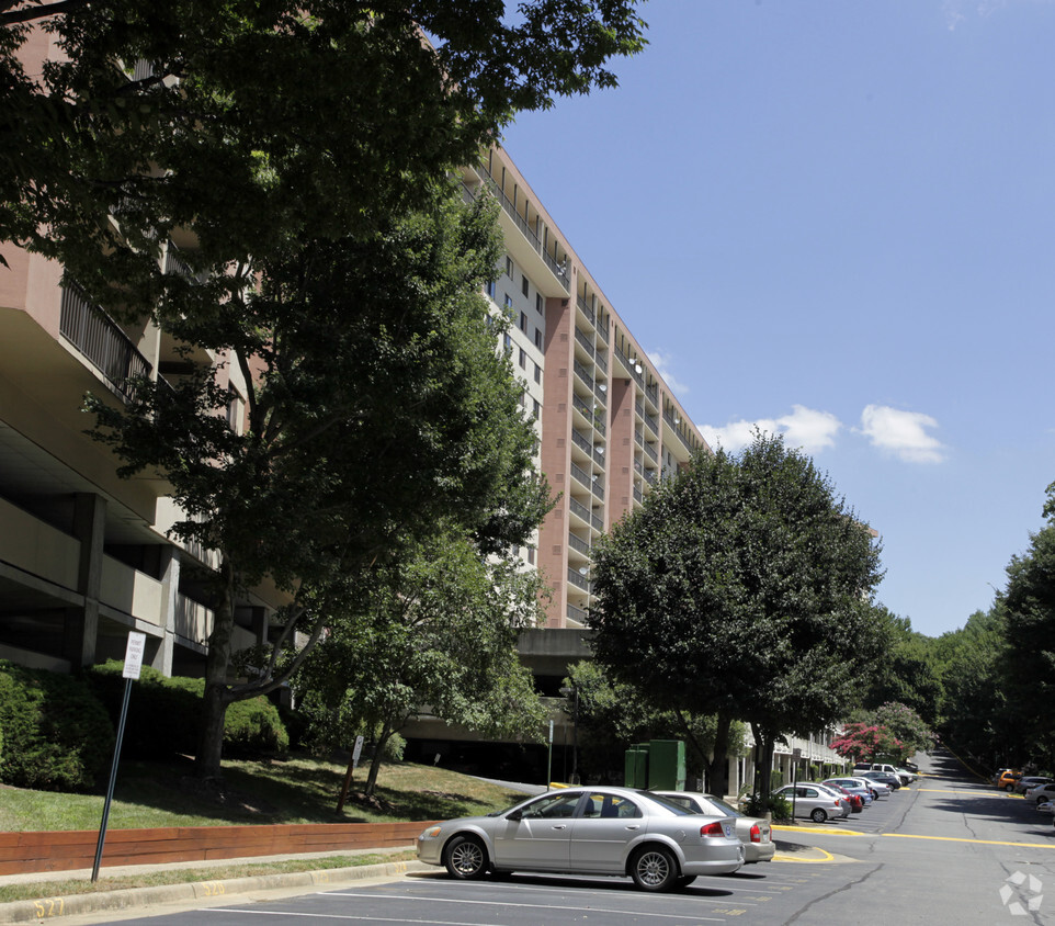 Building Photo - Lakeside Plaza Condominium