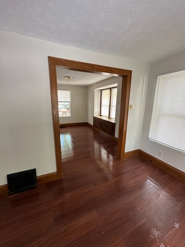 Building Photo - 762 Lovers Ln