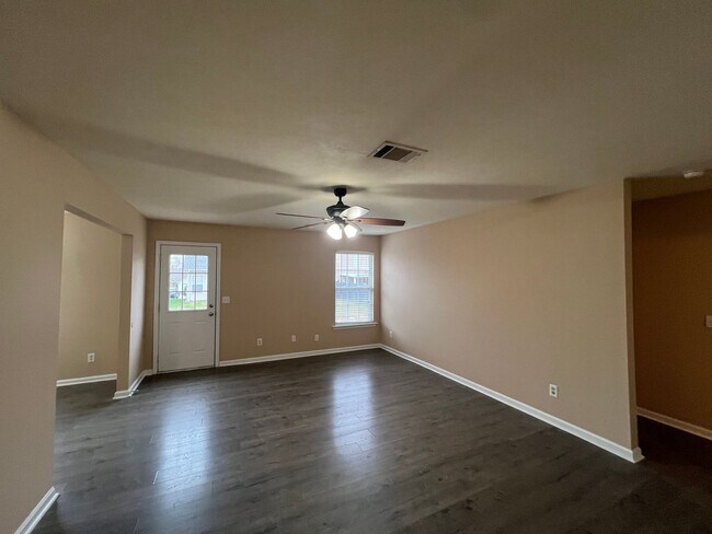 Foto del edificio - $250 Off First Month's Rent! Nice 3 Bedroom 2 Bath Home in Lavergne - Available Now!