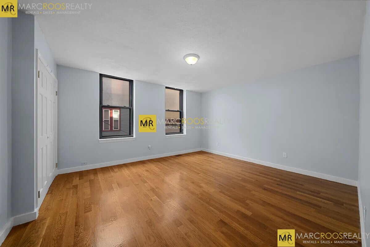 Foto principal - 184 Athens St